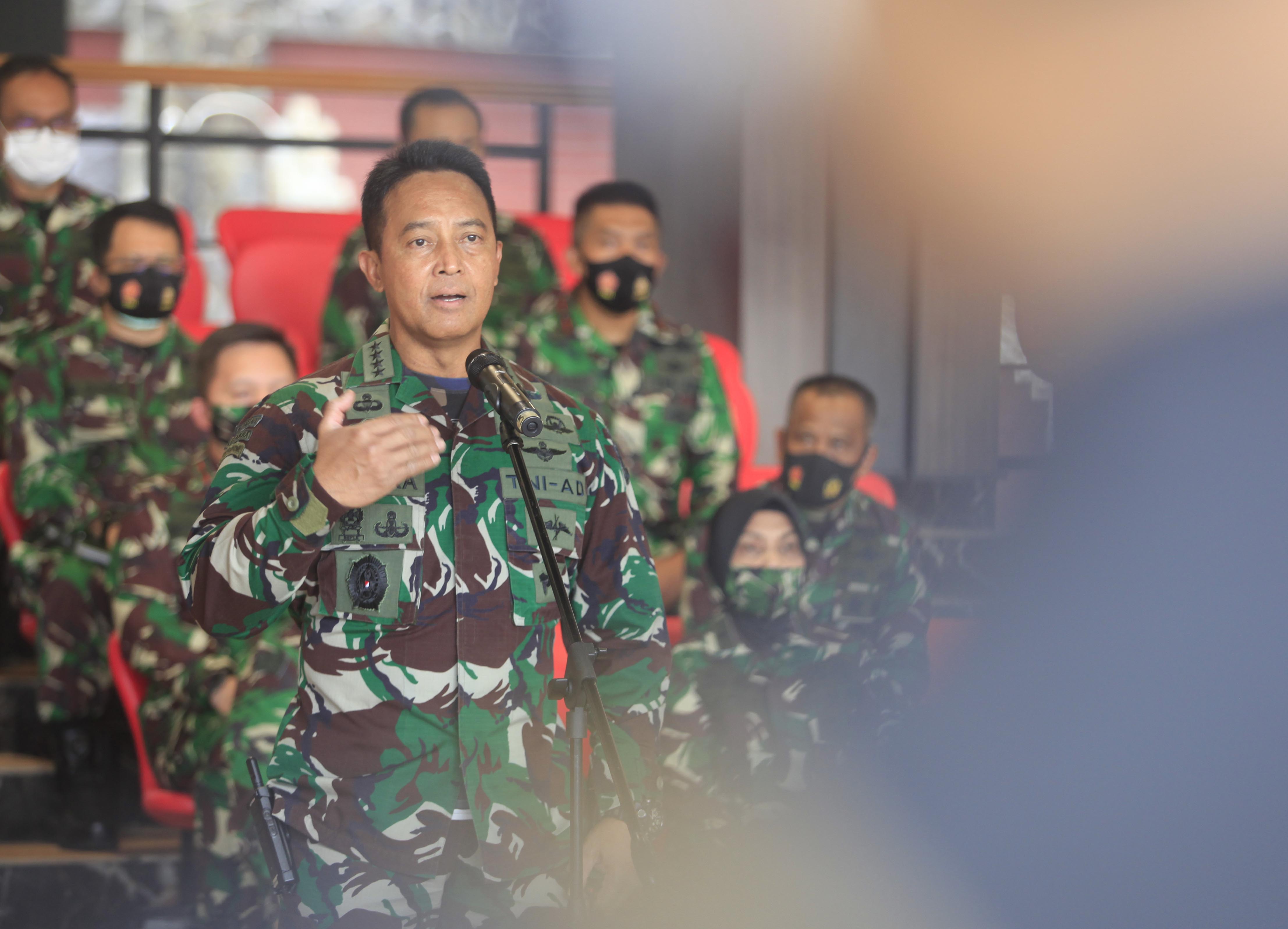 KSAD Jenderal Andika Perkasa berbicara terkait kasus penyerangan Polsek Ciracas di Mabes AD, Jakarta, Minggu (30/8).