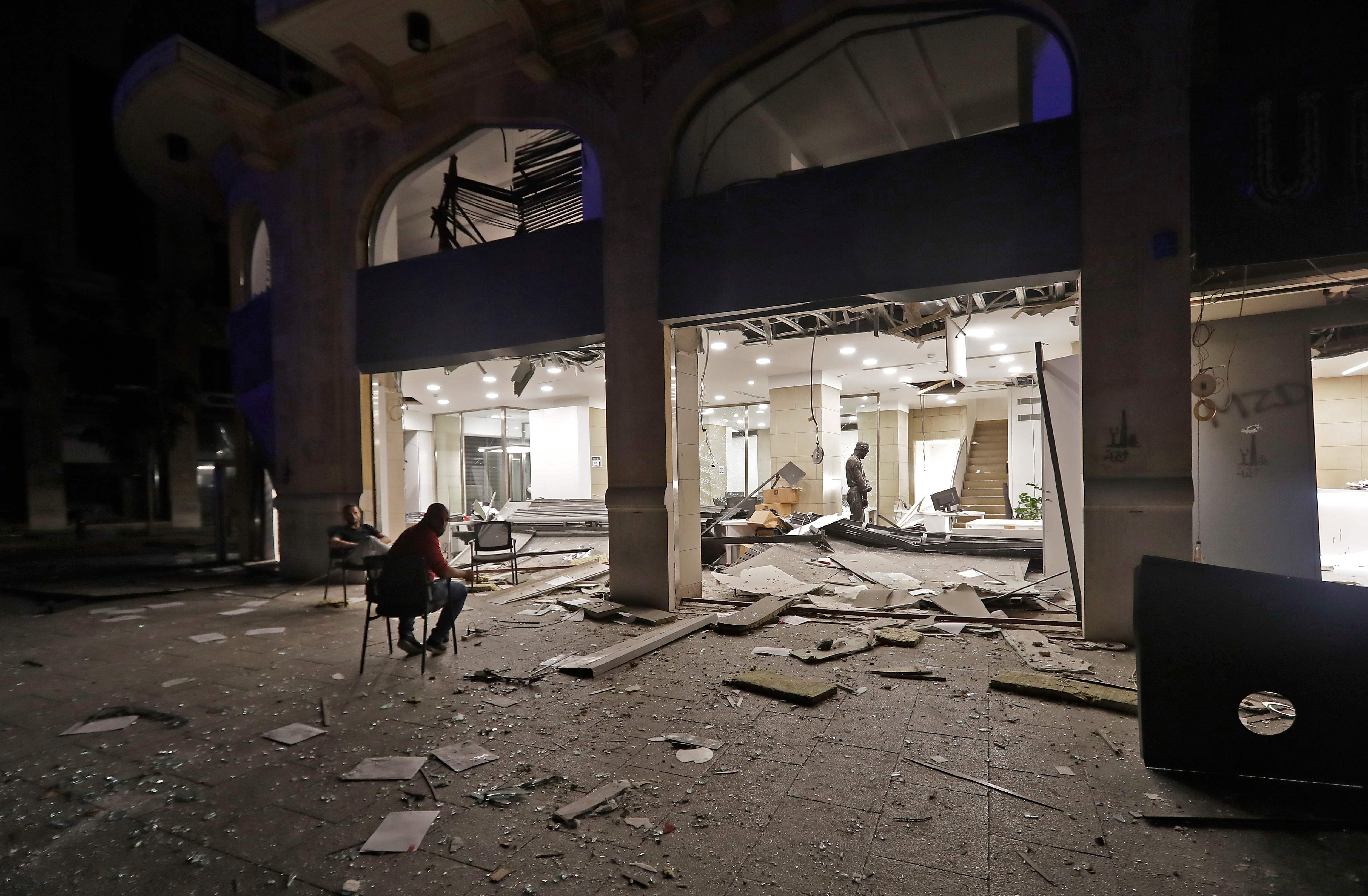 Sebuah bangunan mengalami kerusakan parah akibat ledakan yang terjadi di pelabuhan Beirut, Libanon.