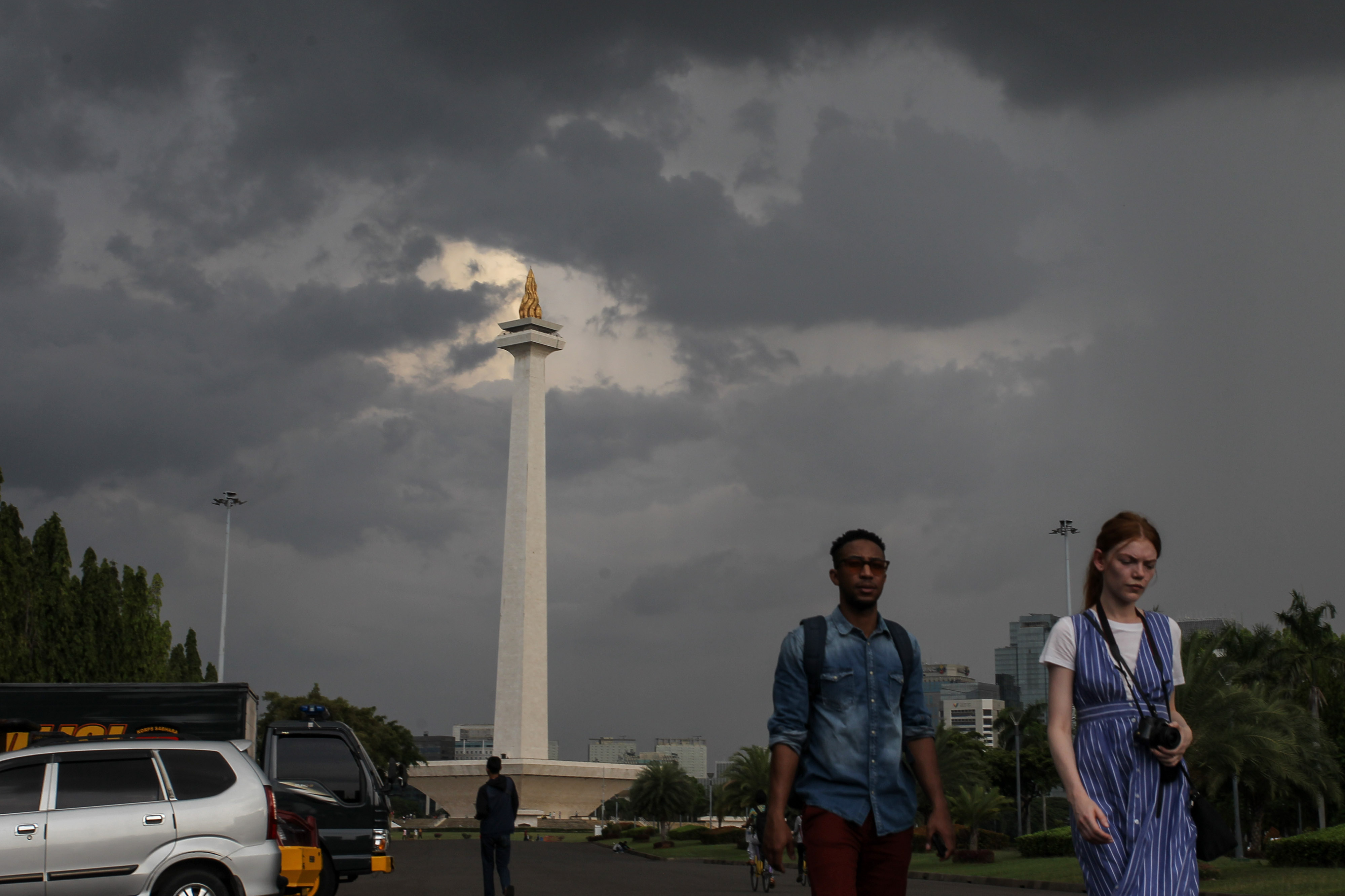  Pengunjung menikmati kawasan wisata Monas, sebelum pandemi covid-19.