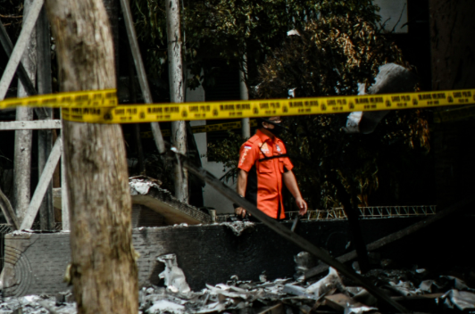 Petugas Indonesia Automatic Fingerprint Identification System (Inafis) dan Puslabfor Mabes Polri melakukan olah tempat kejadian perkara.