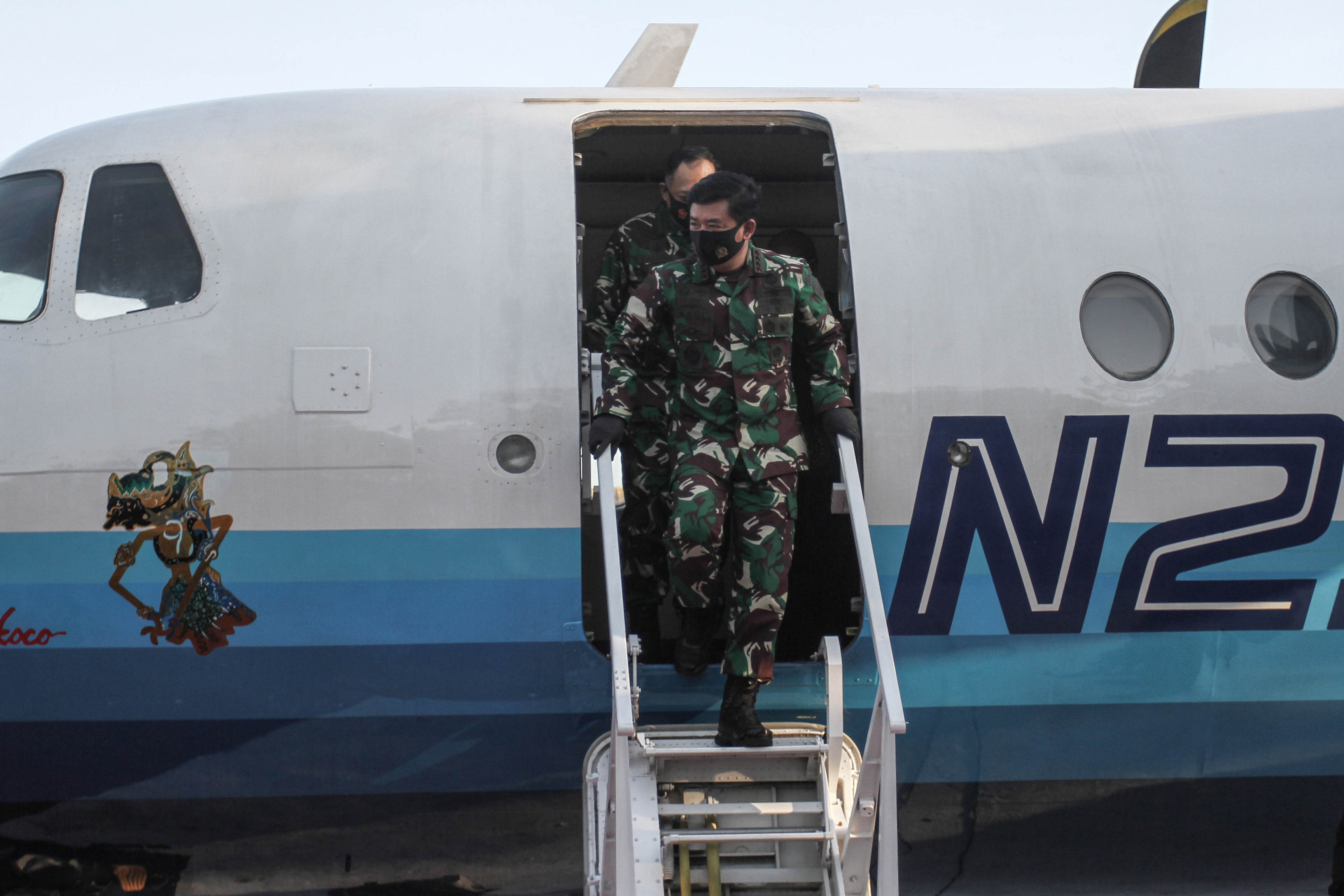 Panglima TNI Marsekal TNI Hadi Tjahjanto melihat pesawat N250 Gatotkaca di Museum Pusat Dirgantara Mandala (Muspusdirla), Sleman, DIY.