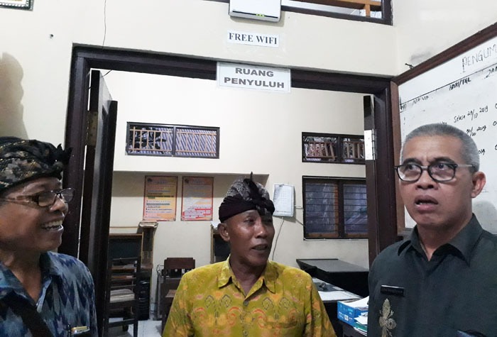 Kabid Kelembagaan dan Ketenagaan Penyuluhan - Pusluhtan, I Wayan Ediana (kanan) memantau kesiapan kantor BPP terkait infrastruktur termasuk 