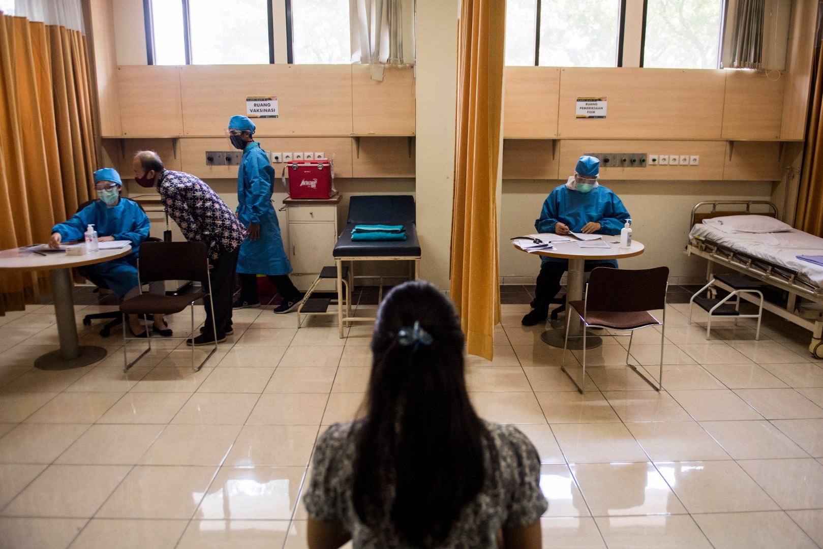 Sejumlah petugas kesehatan menunggu relawan saat simulasi uji klinis vaksin covid-19 di Fakultas Kedokteran Universitas Padjadjaran, Bandung