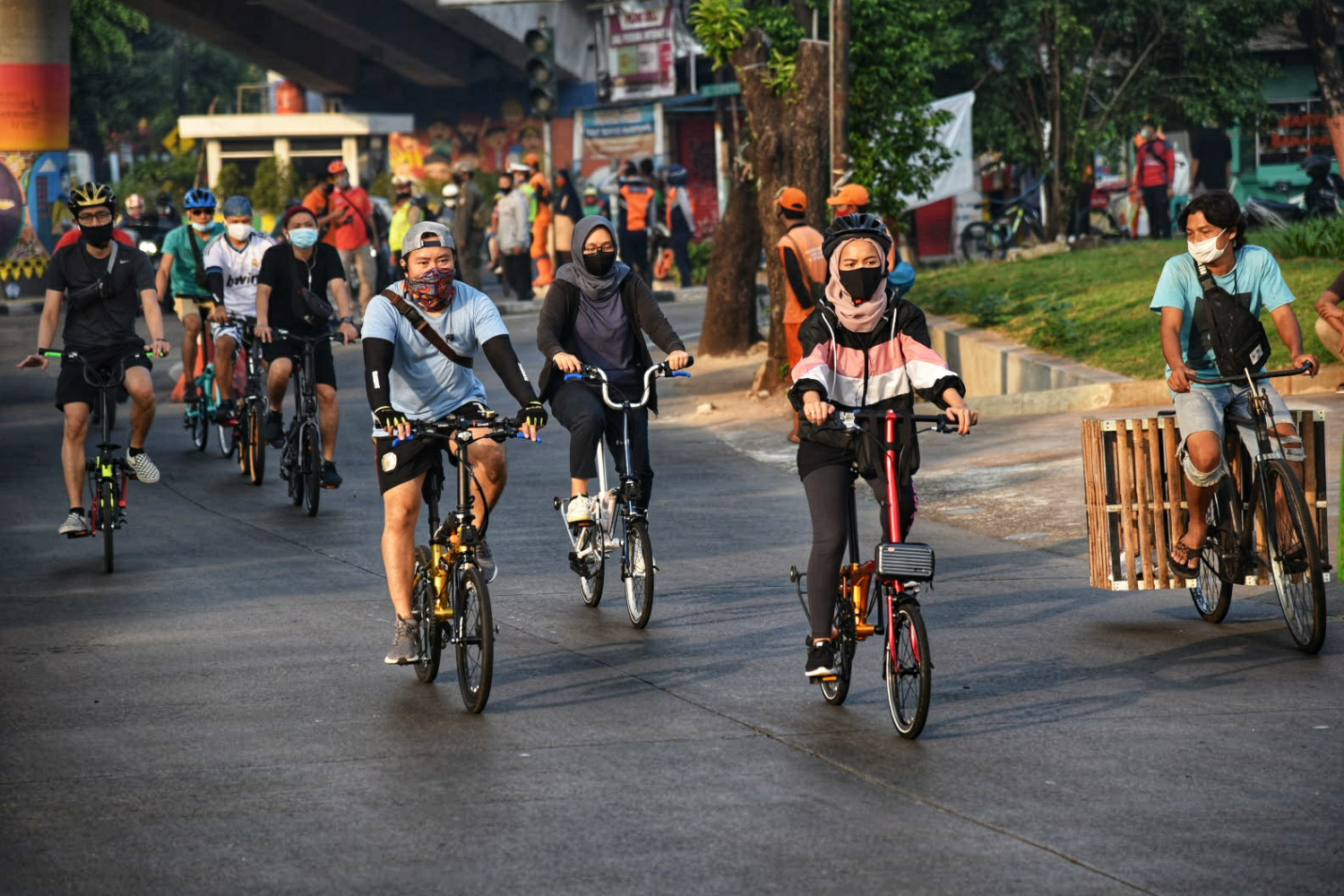 Warga Jakarta bersepeda saat hari bebas kendaraan bermotor
