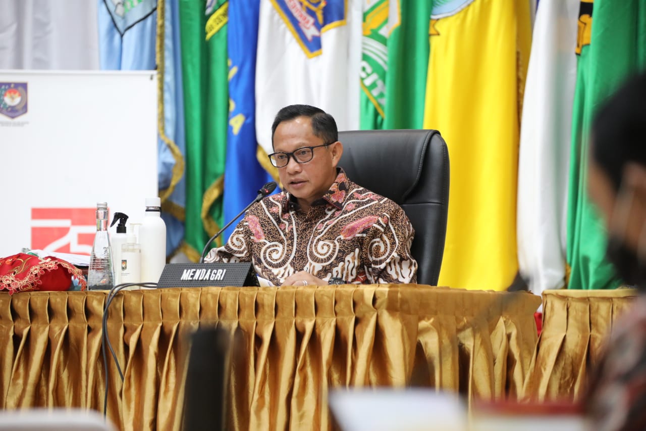 Mendagri Tito Karnavian dalam rakor pencegahan dan pengendalian covid-19.