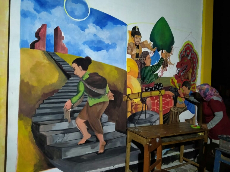 Seniman mural menyelesaikan lukisan mural yang memeriahkan  Pengkoljagong Mural Festival 2020, Kabupaten Blora, Jawa Tengah
