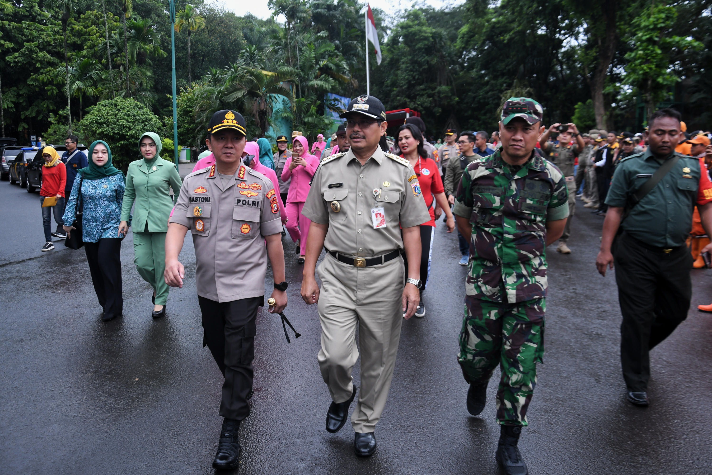 Wali Kota Jakarta Selatan Marullah Matali (tengah)