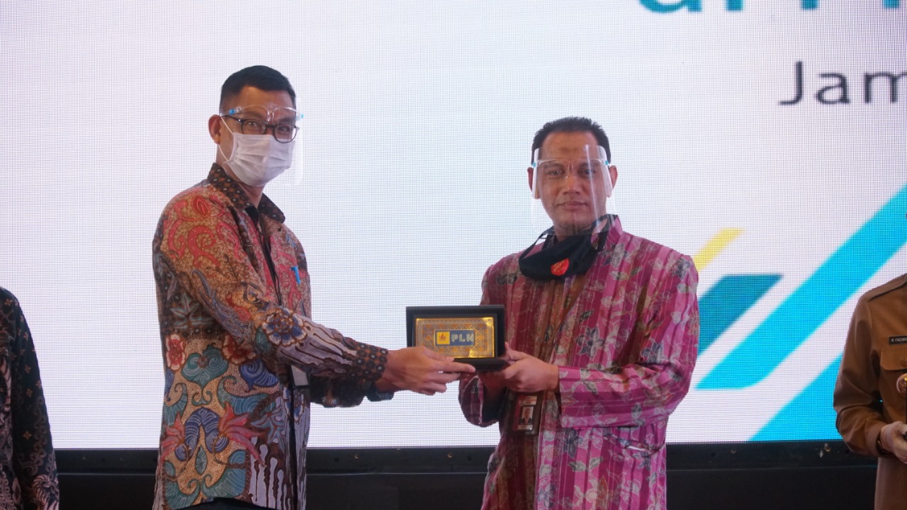 Wadirut PLN Darmawan Prasodjo memberikan cinderamata kepada  Wakil Ketua KPK Nurul Ghufron.