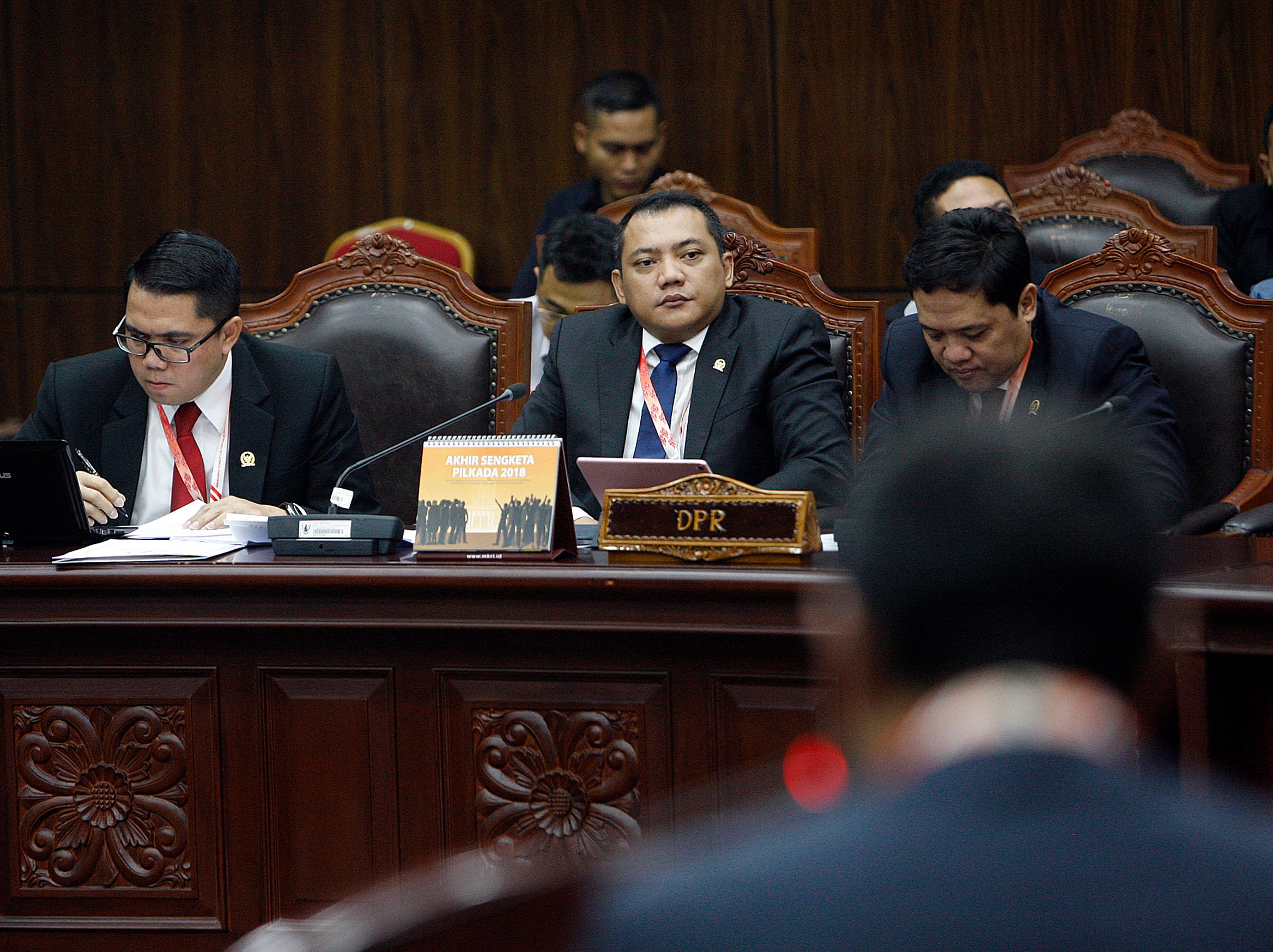 Anggota DPR RI Taufik Basari (tengah)