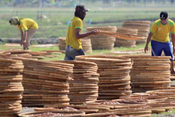 Pekerja menjemur kerupuk di sentra industri kerupuk Desa Kenanga, Indramayu, Jawa Barat