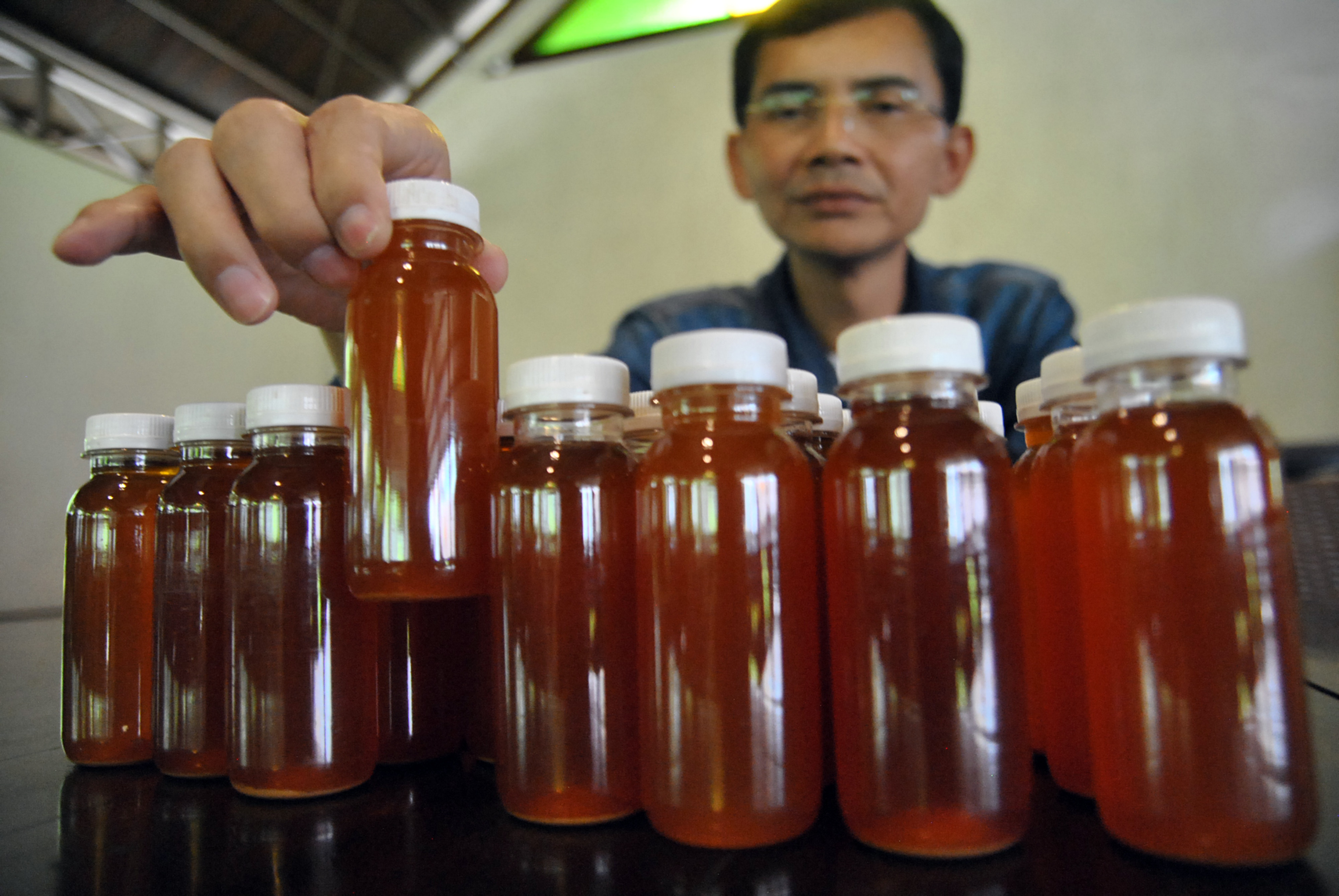 Hadi Pranoto saat menunjukkan obat yang diklaim bisa lawan Covid-19