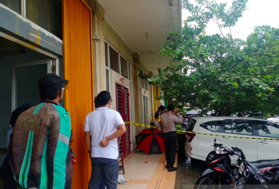 Tampak garis polisi di lokasi penembakan Ruko Royal Gading Square, Pegangsaan Dua, Kelapa Gading, Jakarta Utara, Kamis (13/8/2020)