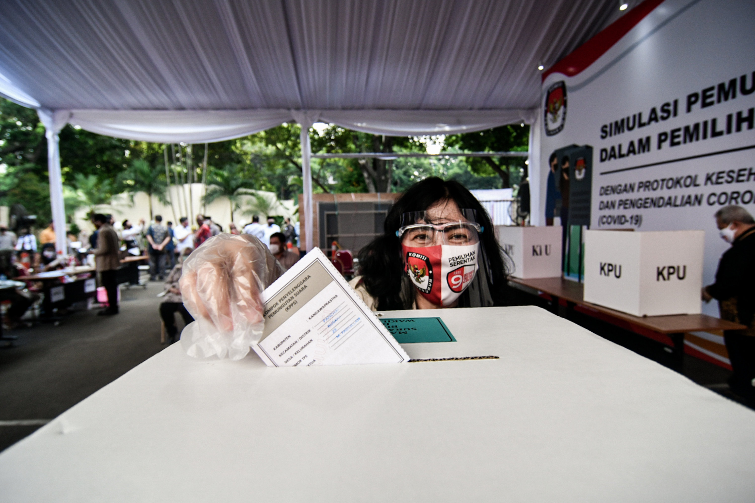 Petugas KPU RI melakukan simulasi pemungutan suara Pilkada 2020.