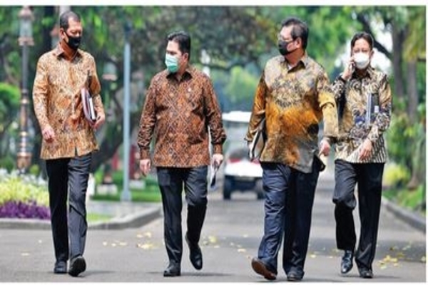 Kepala BNPB Letjen TNI Doni Monardo, Menteri BUMN Erick Thohir, Menko Perekonomian Airlangga Hartarto, dan Wakil Menteri BUMN Budi Gunadi