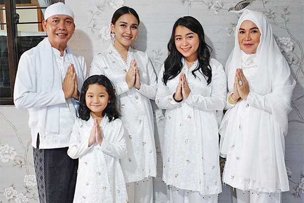 Penyanyi dangdut Ayu Ting Ting