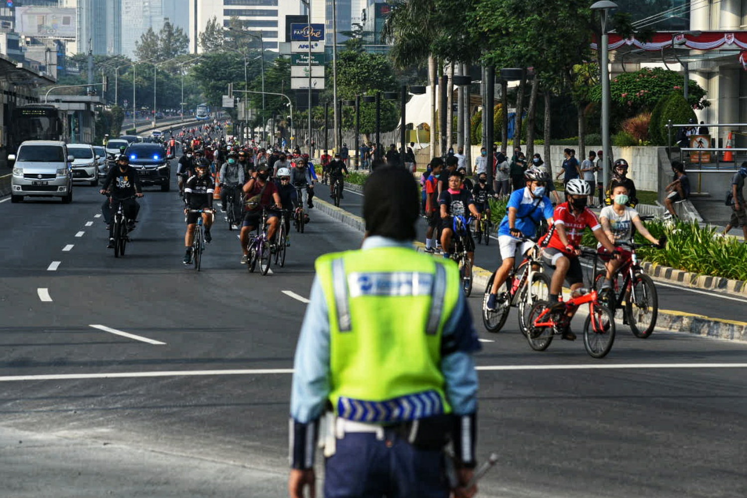Warga padati kawasan Bundaran HI meski tidak ada Car free day