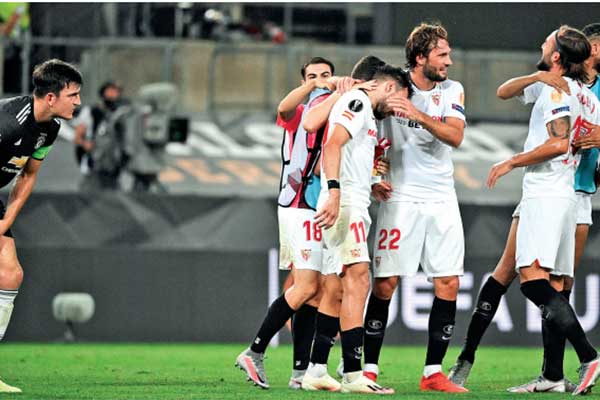 Pemain Sevilla merayakan kemenangan 2-1 atas Manchester United dalam laga semifi nal Liga Europa, Minggu (16/8)