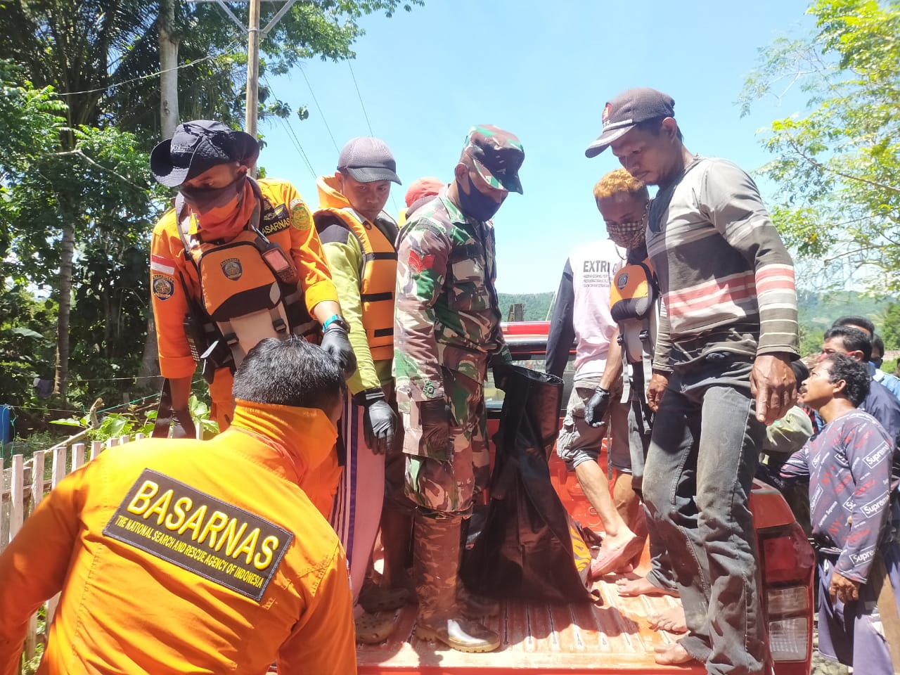Basarnas yang mengevakuasi Erni, korban diterkam buaya di Palu.