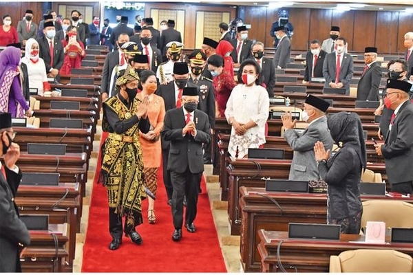 Presiden Joko Widodo dan Wakil Presiden Ma’ruf Amin didampingi Ketua MPR Bambang Soesatyo dan Ketua DPR Puan Maharani di Senayan, Jakarta