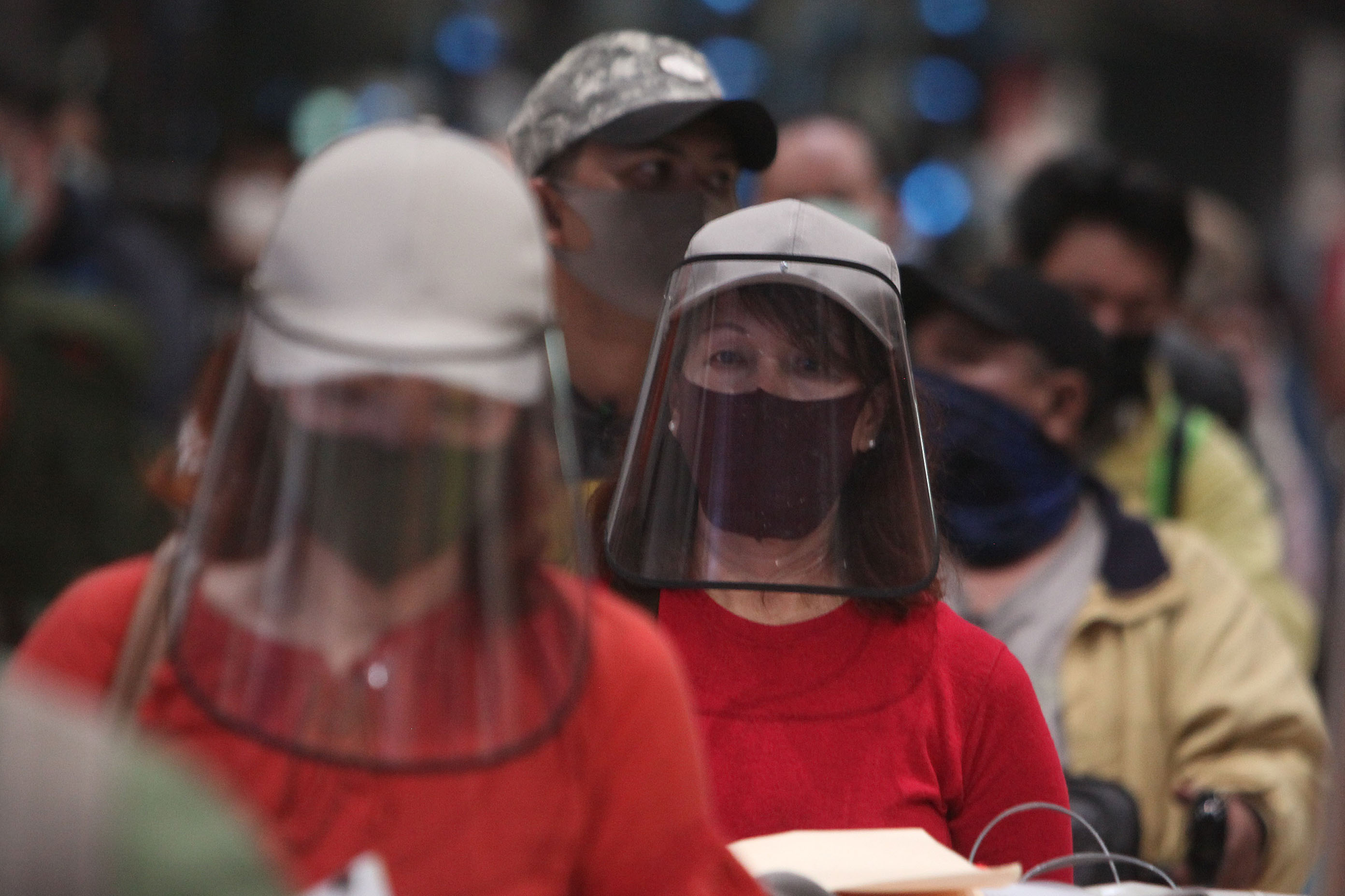 Antrean calon penumpang untuk dilakukan pemeriksaan kesehatan serta dokumen kelengkapan di Terminal 2, Bandara Soekarno-Hatta