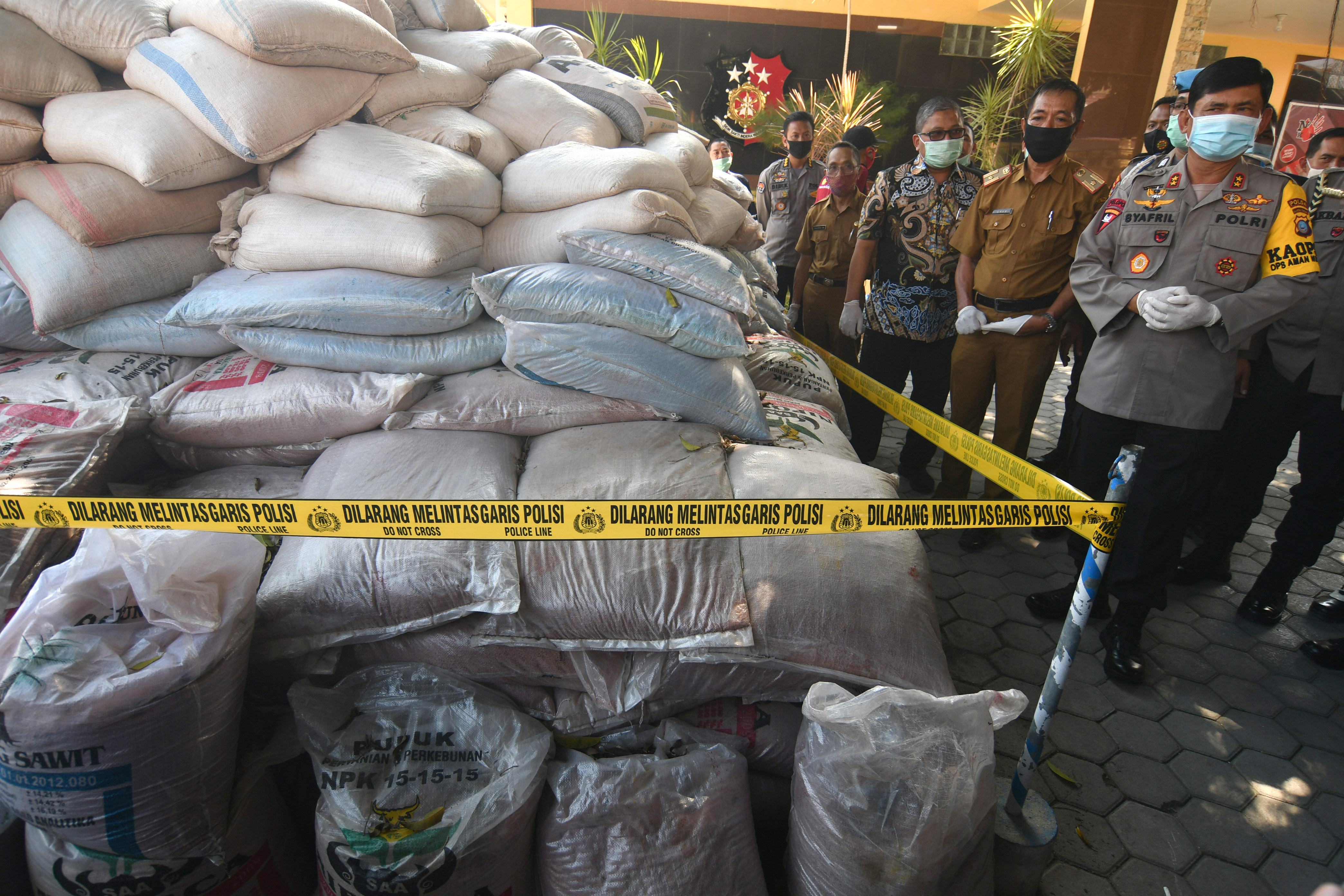 PENGUNGKAPAN KASUS PUPUK ILEGAL: Kapolda Sulawesi Tengah Irjen Pol Syafril Nursal (kanan) melihat ratusan karung pupuk pertanian ilegal 
