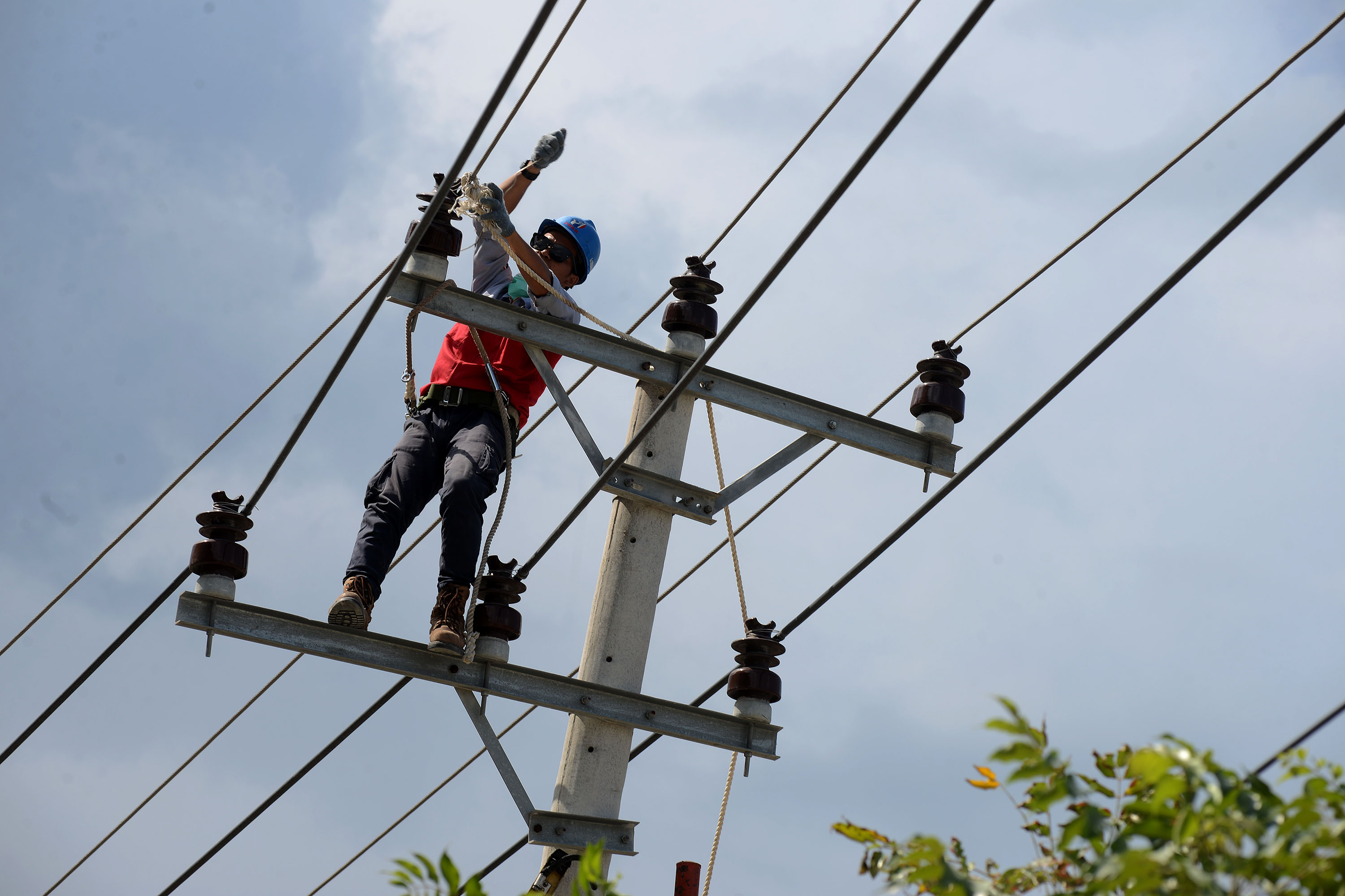  Petugas Pekerjaan Dalam Keadaan Bertegangan (PDKB) area Gorontalo melakukan perbaikan listrik di kawasan Donggala, Sulawesi Tengah.