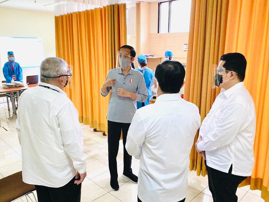 Presiden Joko Widodo (tengah, baju abu-abu) sedang berkunjung ke wilayah biofarma