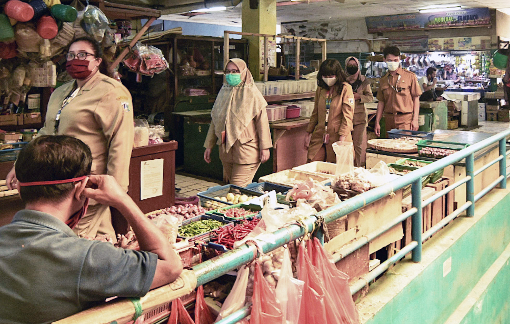 Aparatur sipil negara (ASN) mengawasi aktivitas pedagang di Pasar Pondok Labu, Jakarta, beberapa waktu lalu.