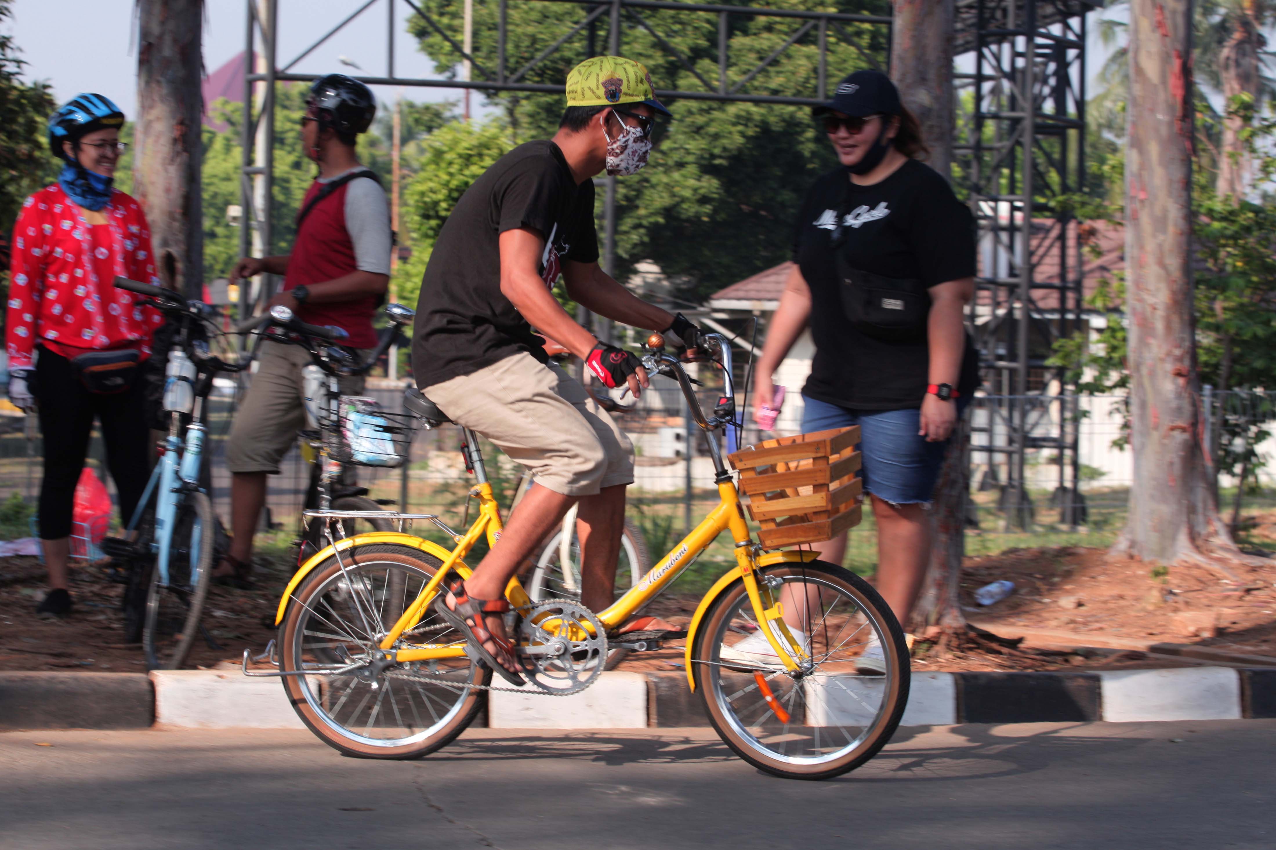 Ilustrasi--Warga bersepeda di Jalan Inspeksi Banjir KT, Jakarta Timur