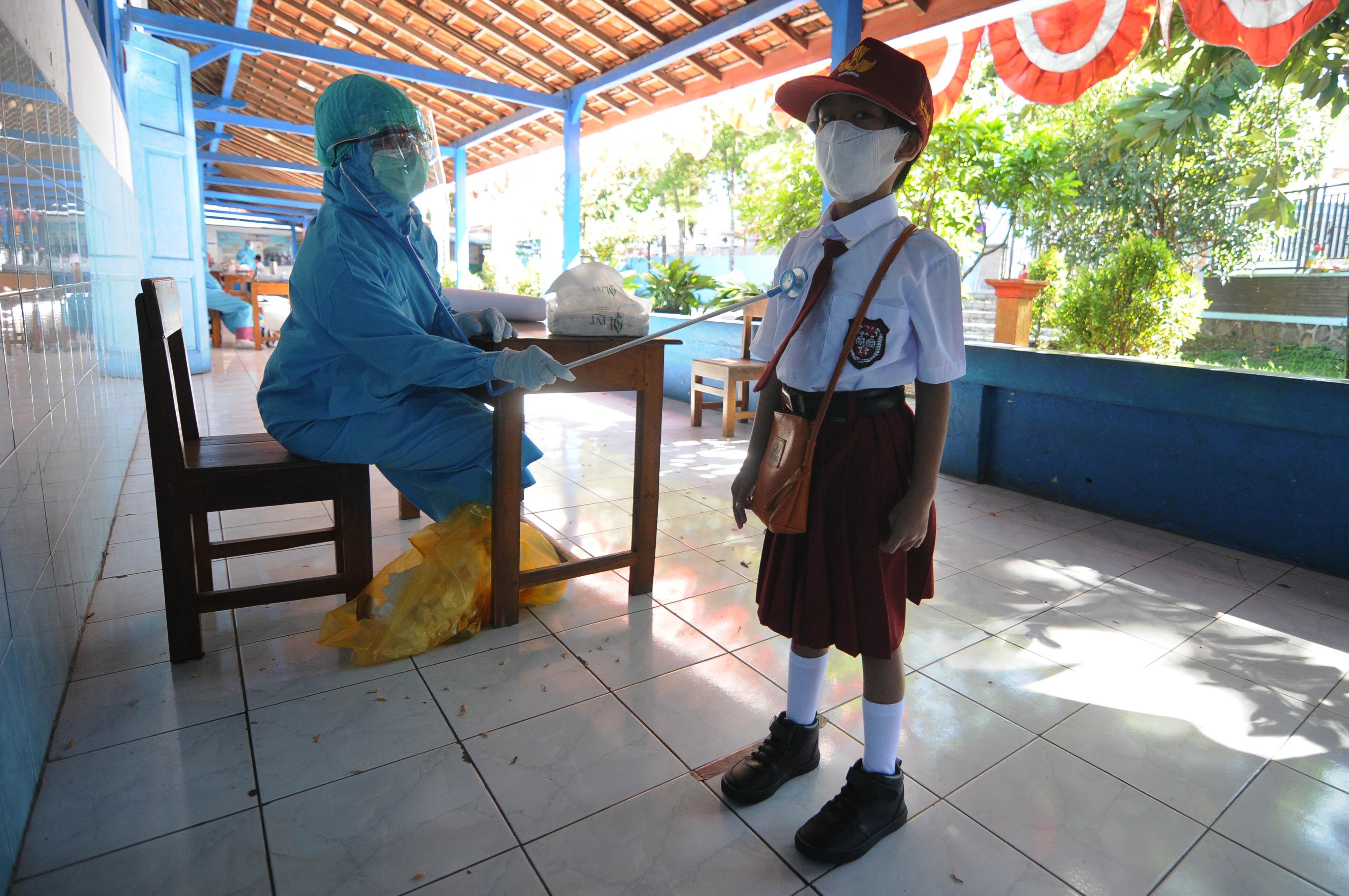 Petugas memeriksa kesehatan siswa di SD Negeri 5 Salatiga.