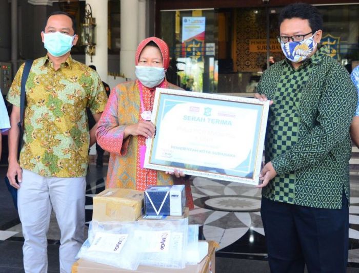 PT HM Sampoerna Tbk (Sampoerna) menyerahkan satu set mesin PCR.  Sumber: https://mediaindonesia.com/read/detail/330465-bantu-jatim-sampoerna