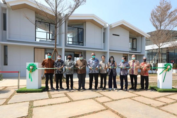 Pembukaan Marketing Gallery Rolling Hills pada Senin (27/7/2020).  