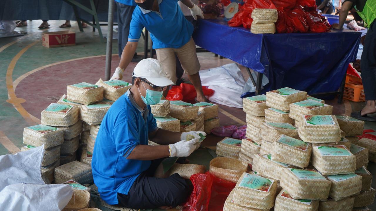 Panitia kurban di Masjid Al Ikhlas Pelaruga - Rumah Galuh, Sei Bingei, Kabupaten Langkat, Sumatera Utara.
