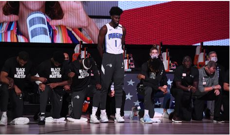 Jonathan Isaac memutuskan tetap berdiri saat rekan-rekannya berlutut saat lagu kebangsaan AS.