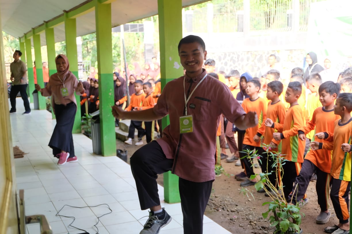 Anak-anak korban tanah longsor mengkuti senam di Sekolah Inspirasi Pedalaman (SIP) di Desa Pesangkalan, Kecamatan Pagedongan, Banjarnegara.