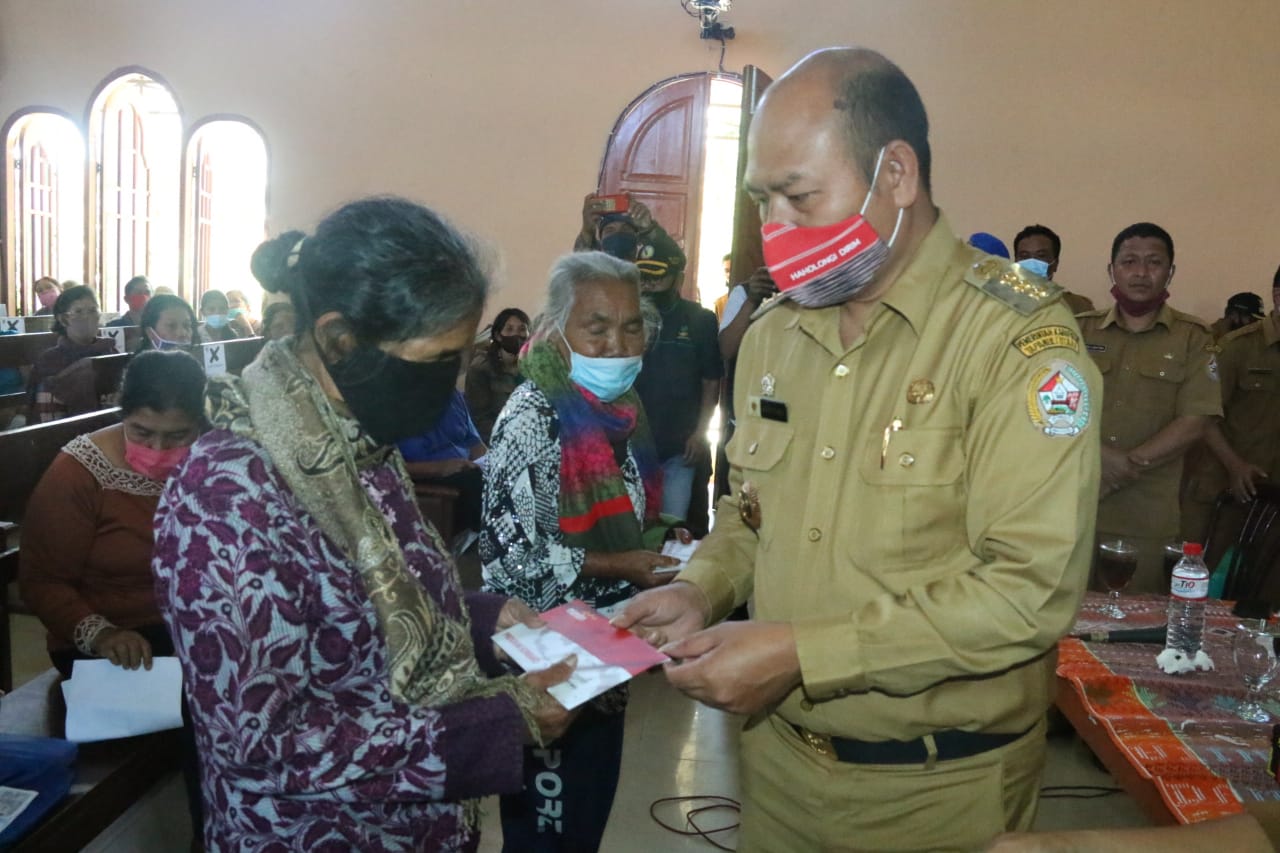 Pemkab Taput Bagikan Kartu Sembako untuk Pemulihan Ekonomi