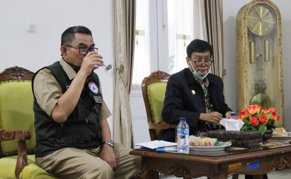 Kepala BPPSDMP Kementan Dedi Nursyamsi (kanan) dan Wakil Bupati Sukabumi Adjo Sardjono.