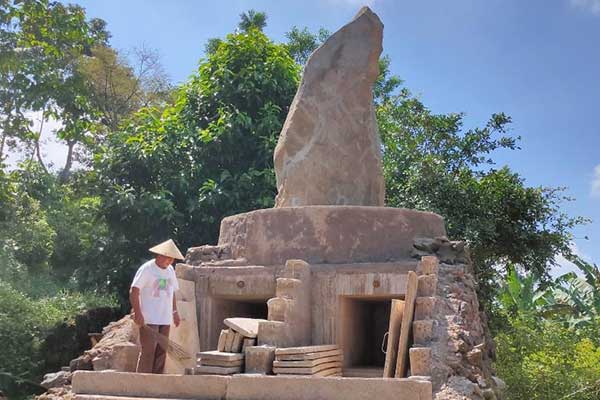 Tugu Batu di Kuningan