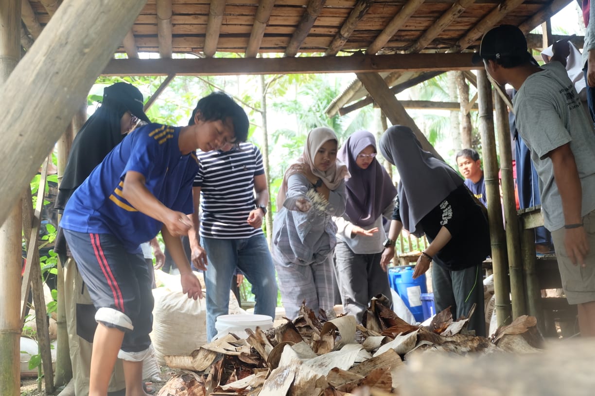 Kegiatan Sekolah Inspirasi Pedalaman (SIP) yang dilaksanakan di Desa Pesangkalan, Kecamatan Pagedongan.