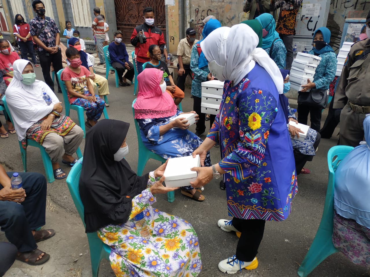Pembagian masker oleh TP-PKK