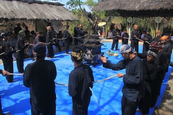 Ilustrasi -- Pesta Dadung atau ombyok dadung merupakan acara kesenian tradisional yang berasal dari Legokherang, Cilebak, Kabupaten Kuningan