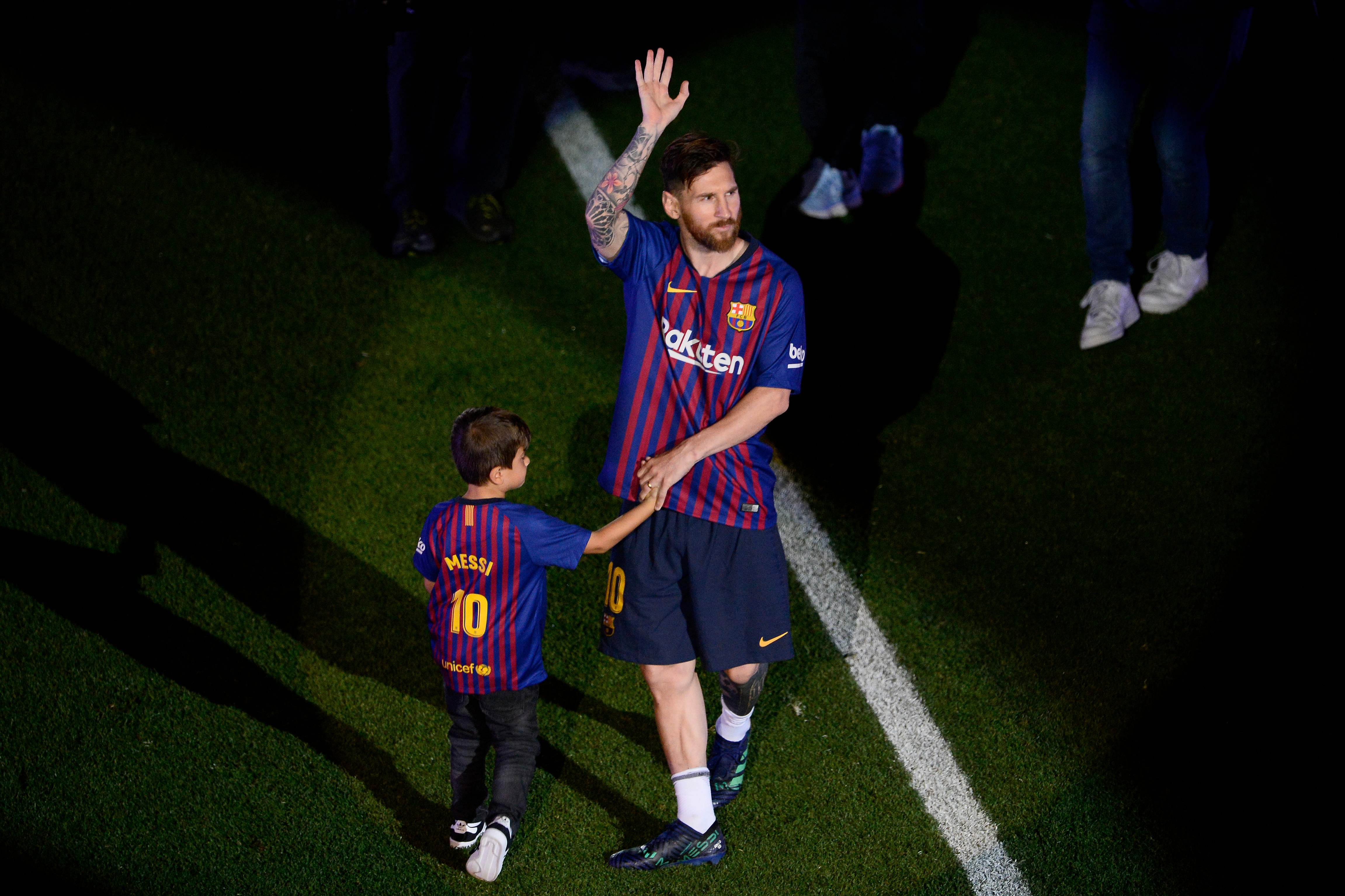 Lionel Messi memberikan salam kepada fan Barcelona