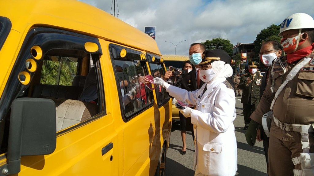 Wakil Wali Kota Soronh Pahimah Iskandar membagikan masker kepada sopir angkot di Kota Sorong, Senin (17/8/2020).