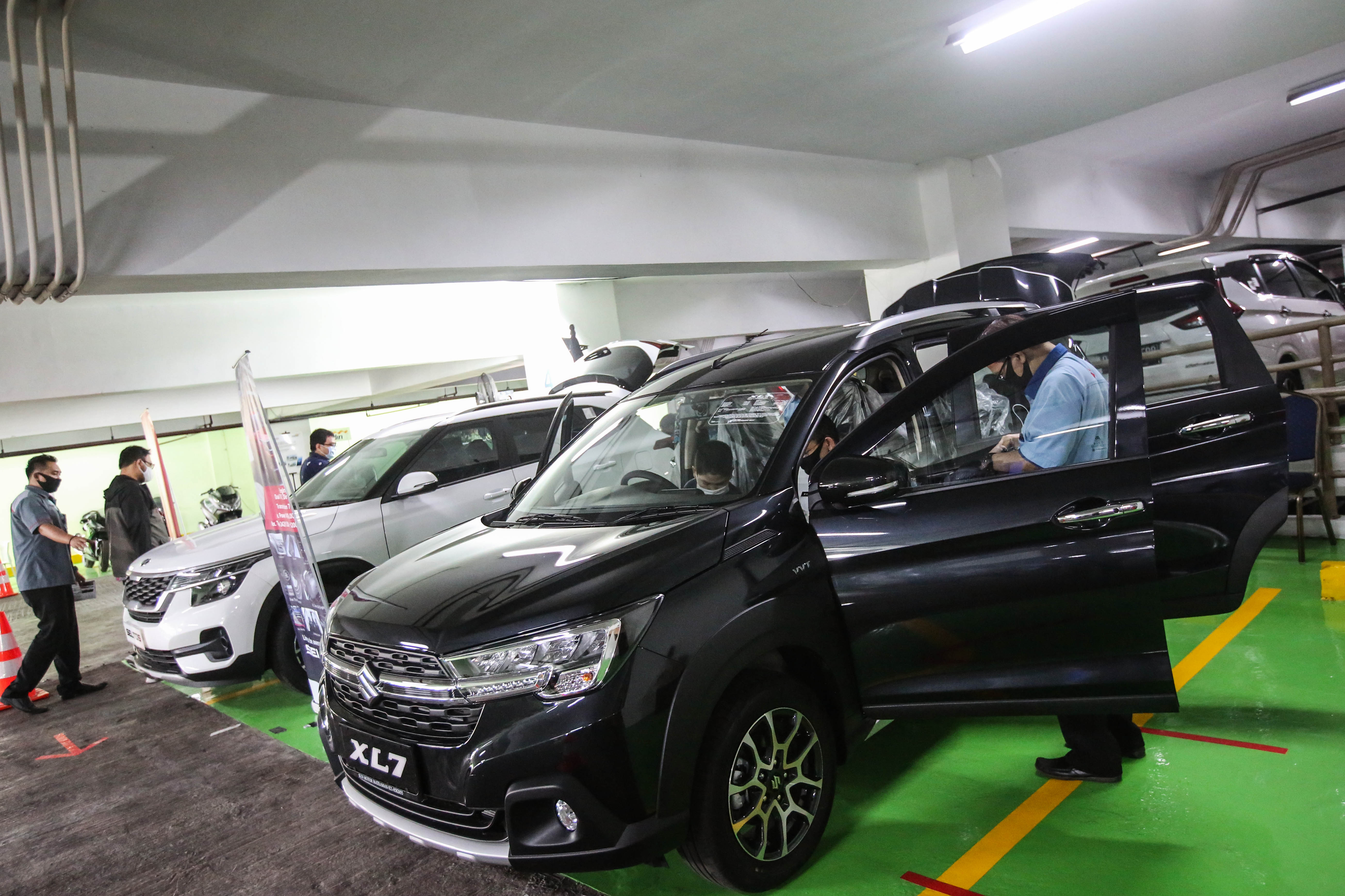 Pengunjung memperhatikan mobil yang dijual dalam MUF Online Autoshow di Menara Mandiri,beberapa waktu lalu.