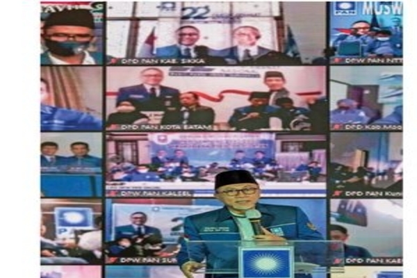 Ketua Umum DPP PAN Zulkifl i Hasan memberi sambutan saat acara HUT ke-22 PAN, di DPP PAN, Jakarta, kemarin.