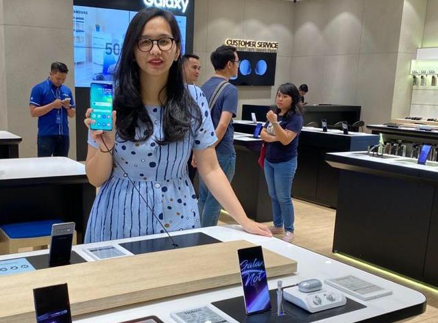 Head of Device and Gadget Store XL Axiata Jojor Sabella memperlihatkan  bundling XL Prioritas dengan Galaxy Note 20 di Jakarta, Kamis (6/8).