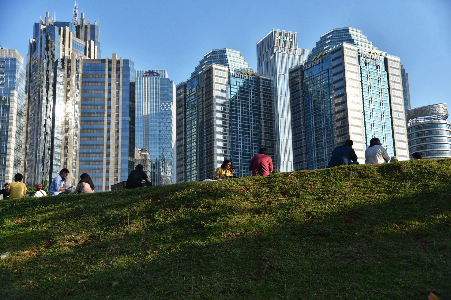 Warga beraktivitas saat covid-19 di Hutan Kota Gelora Bung Karno (GBK), Senayan, Jakarta.