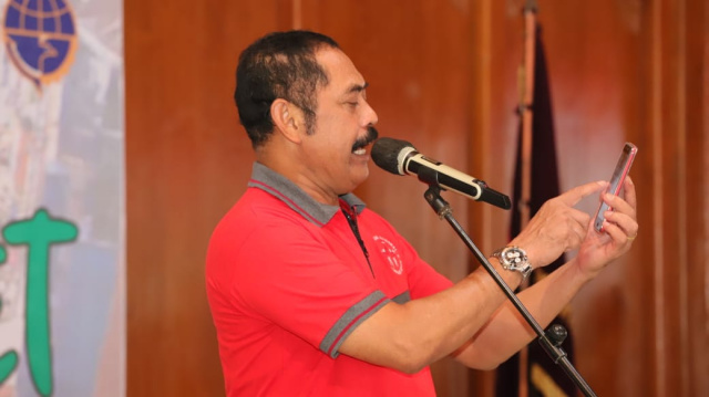 Wali Kota FX Hadi Rudyatmo saat menyerahkan bantuan ponsel pintar bagi siswa kirang mampu