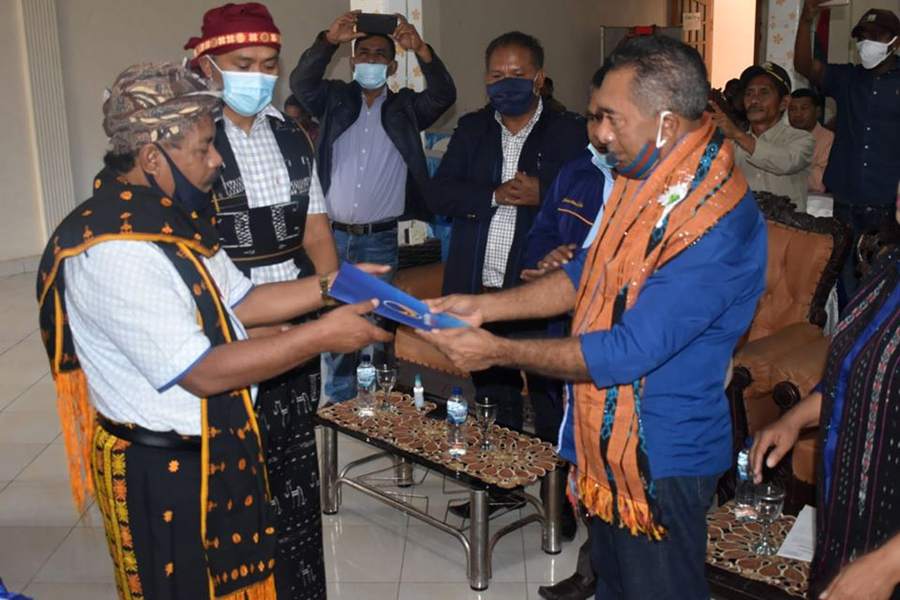 Ketua Badan Pemenangan Pemilu DPW Partai NasDem NTT Alexander Ena menyerahan SK dukungan DPP NasDem untuk Paulus Soliwoa-Gregorius Upi Dheo.