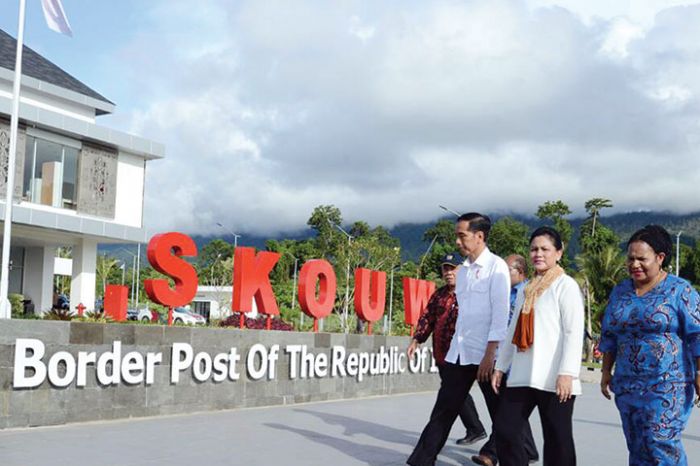 Presiden Joko Widodo bersama Ibu Negara Iriana Widodo di depan Pos Lintas Batas Negara (PLBN) Skouw,  Papua, Selasa (9/5).  